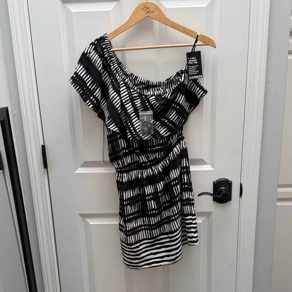 EXPRESS 🆕 NWT One Shoulder Black and White Patterned Mini Dress XS